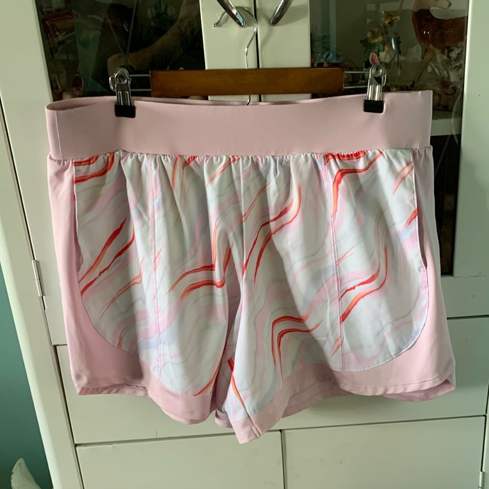 Tek Gear sz XL Pink and White Patterned Athletic Shorts like new!